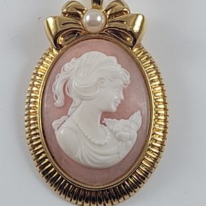 AVON Vintage Faux Pearl Peach Cream Cameo Necklace